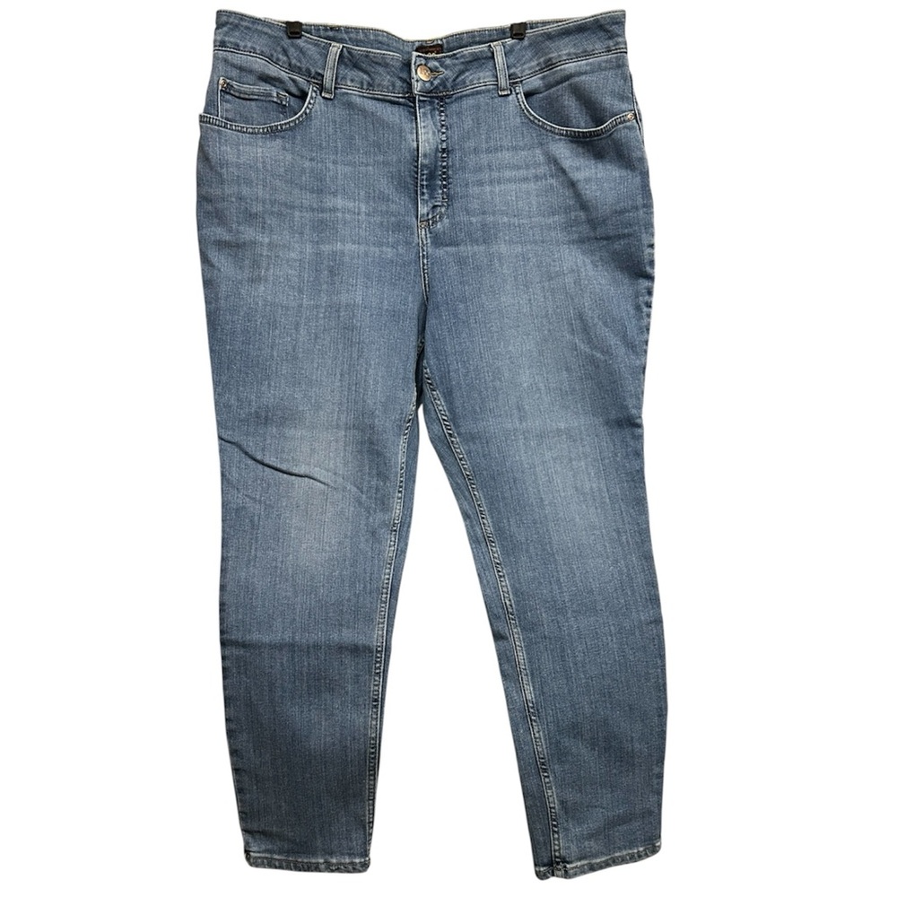 Lee Women's Plus Size jeans, in a medium wash size 20